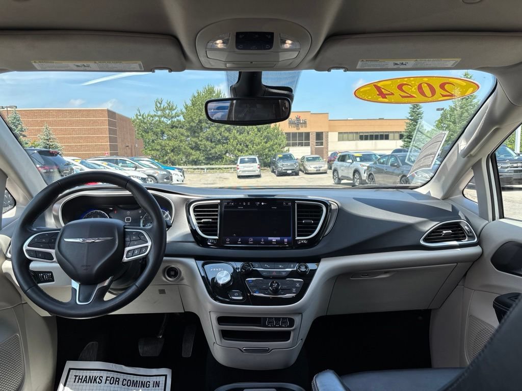 Used 2024 Chrysler Pacifica Touring-L FWD image 17