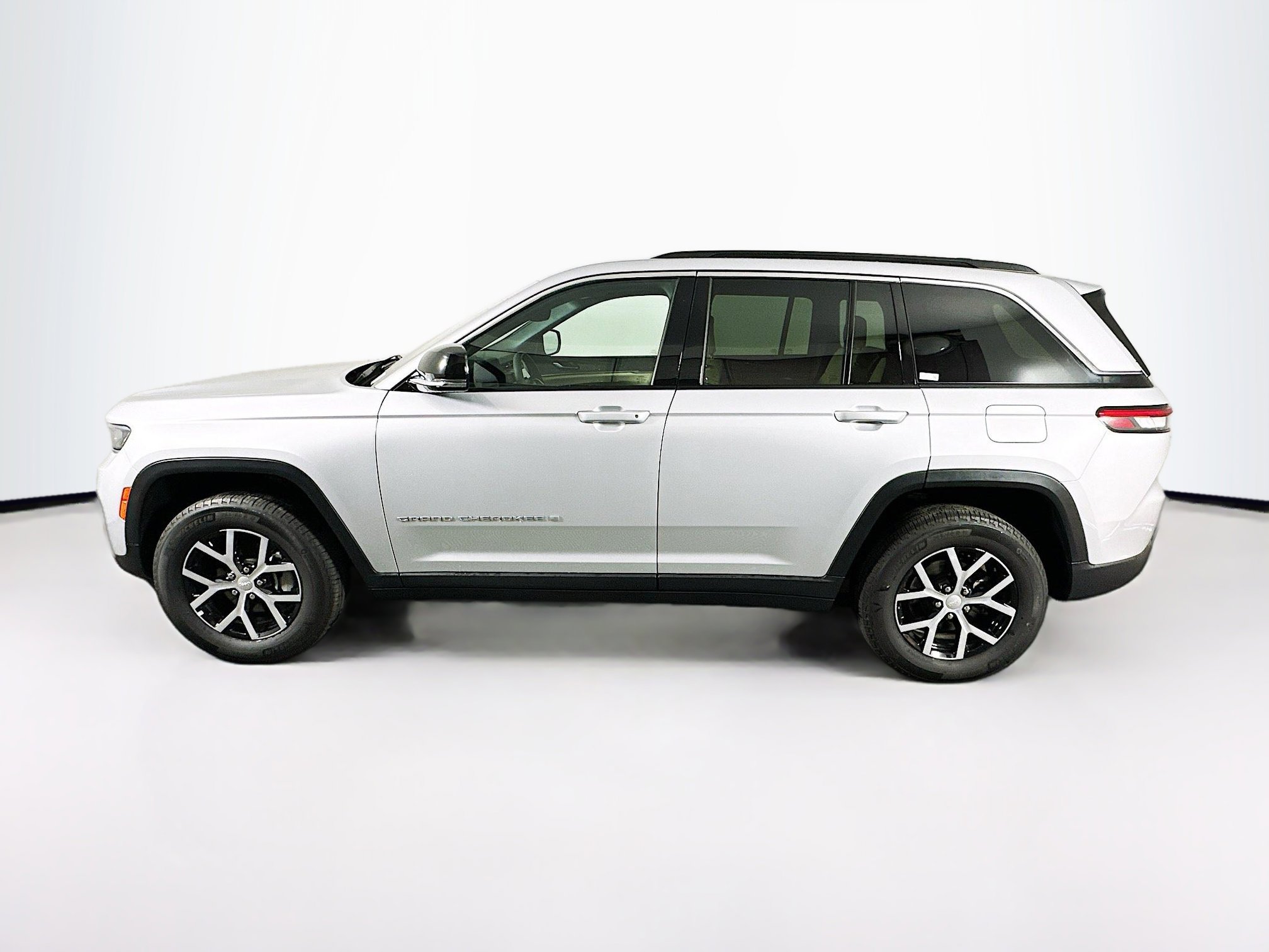 Used 2024 Jeep Grand Cherokee Limited image 4