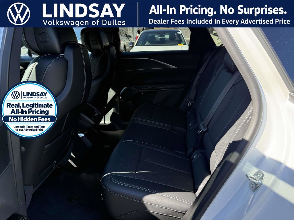 Used 2025 Cadillac Lyriq Luxury AWD/4WD image 13