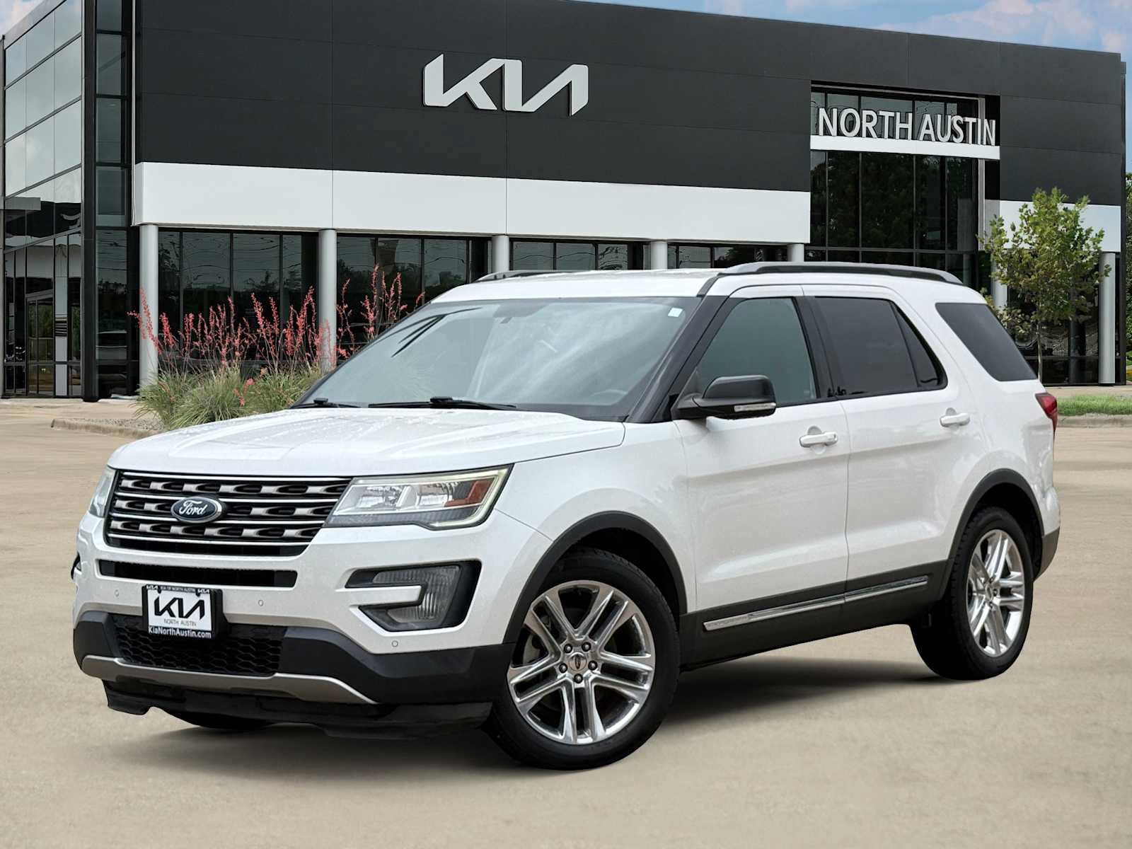 Used 2017 Ford Explorer XLT w/ Equipment Group 202A FWD image 1