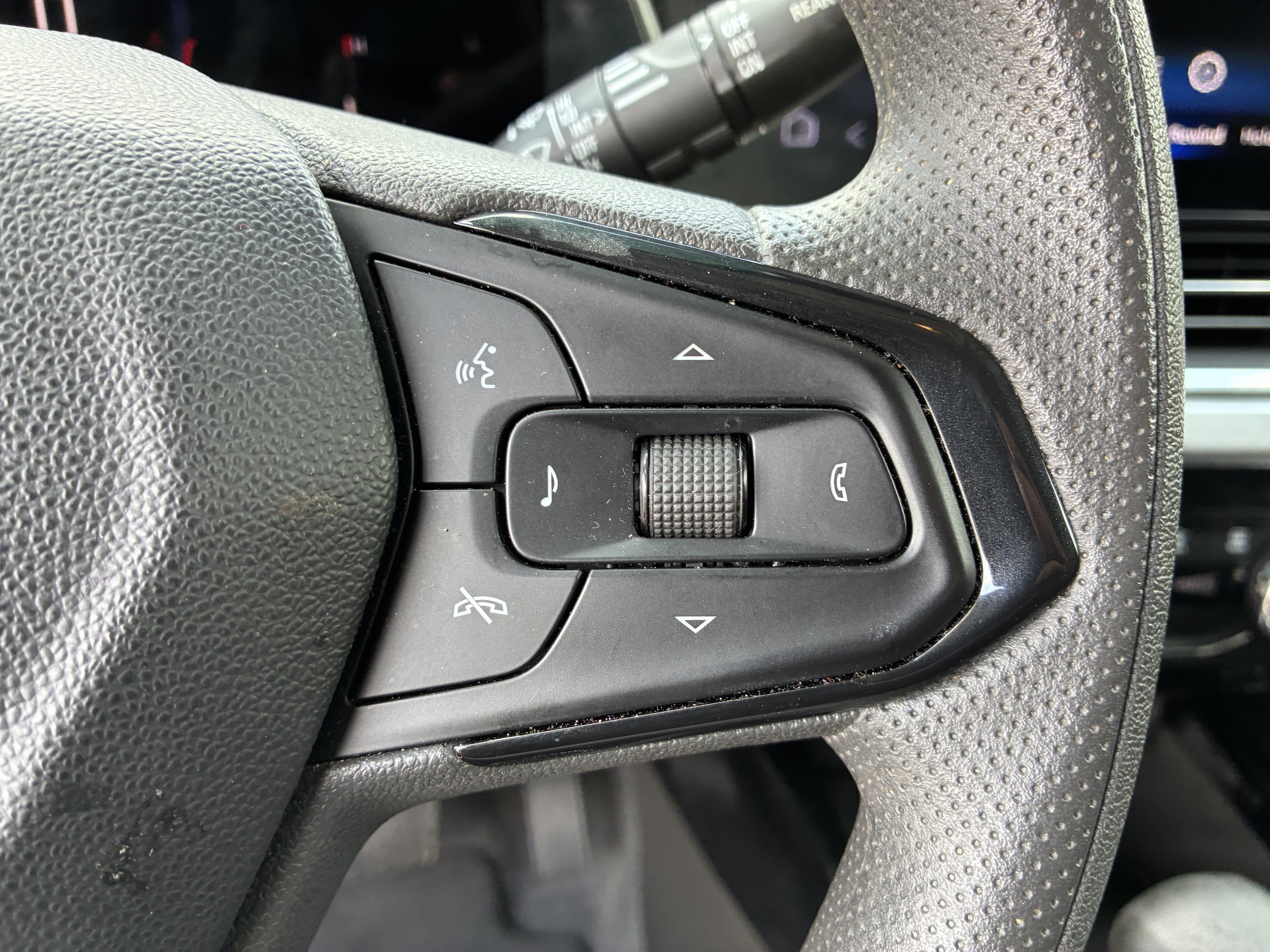Used 2025 Chevrolet Trax LT FWD image 28