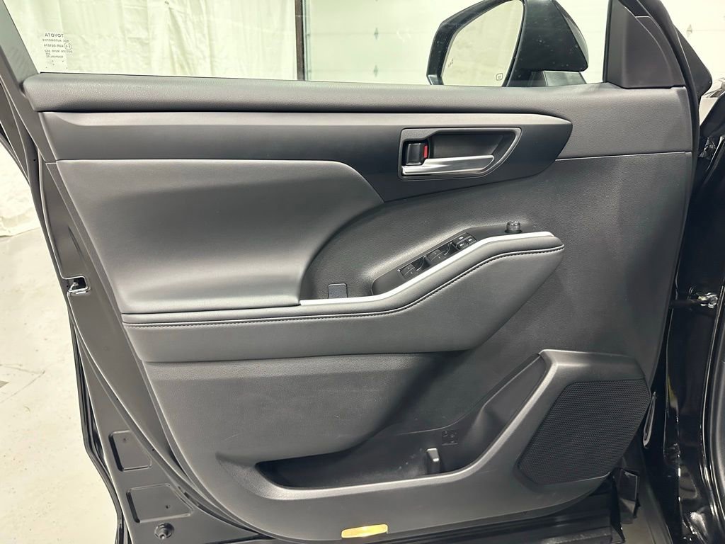 Used 2025 Toyota Highlander XSE image 8