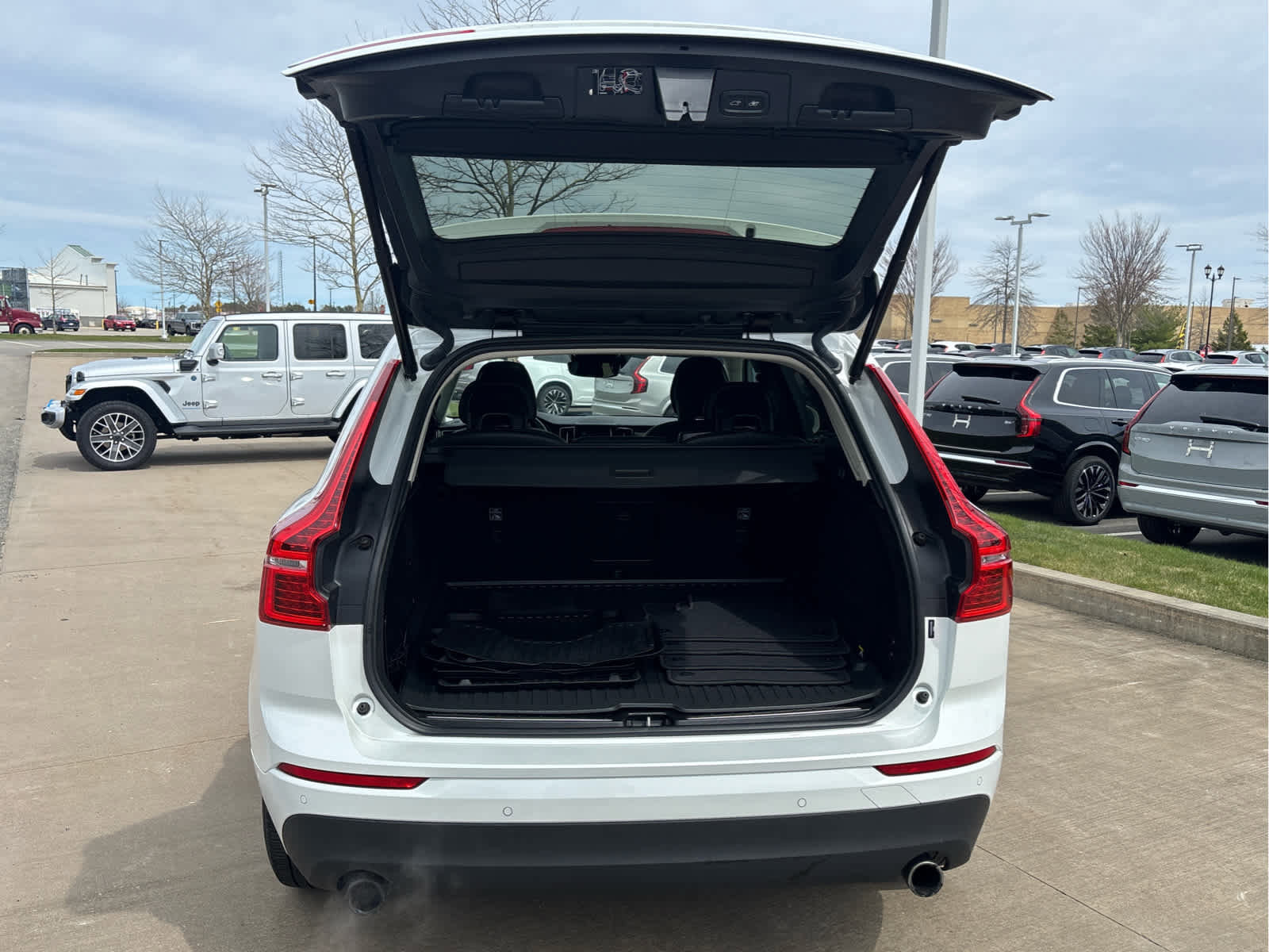 Used 2019 Volvo XC60 T6 Momentum w/ Multimedia Package AWD/4WD image 6