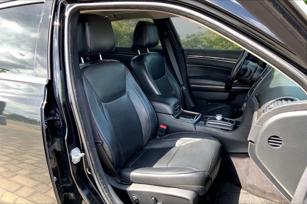 Used 2017 Chrysler 300 C w/ Safetytec Plus Group RWD image 27
