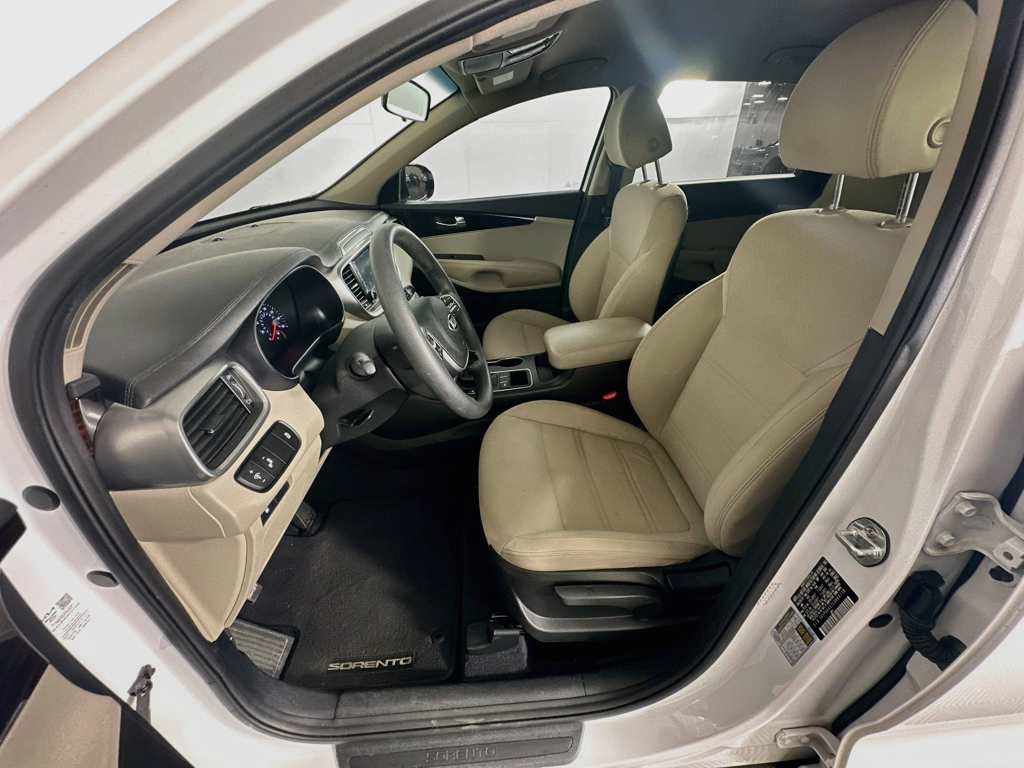 Used 2020 Kia Sorento LX FWD image 13