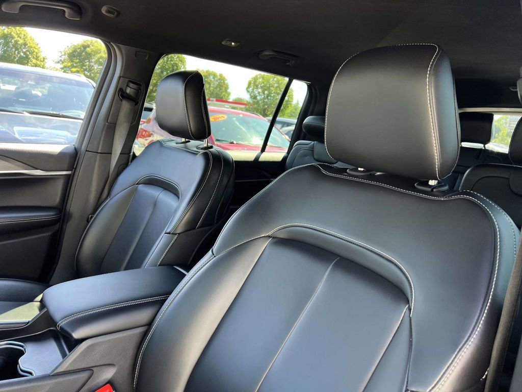 Used 2025 Jeep Grand Cherokee L Limited image 13