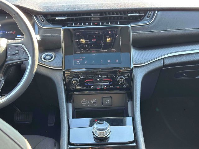 Used 2023 Jeep Grand Cherokee Laredo w/ Luxury Tech Group I AWD/4WD image 32