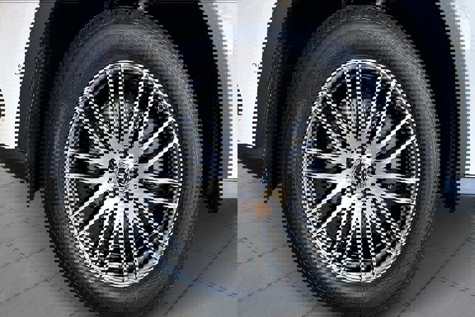 Used 2025 Mercedes-Benz GLC 300 4MATIC image 11