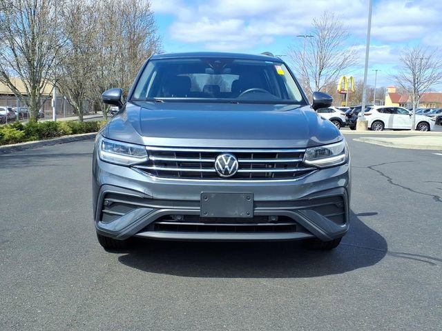 Used 2023 Volkswagen Tiguan SE w/ Panoramic Sunroof Package image 2