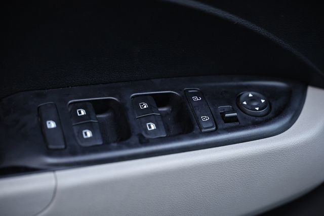 Used 2025 Hyundai Venue SEL FWD image 16