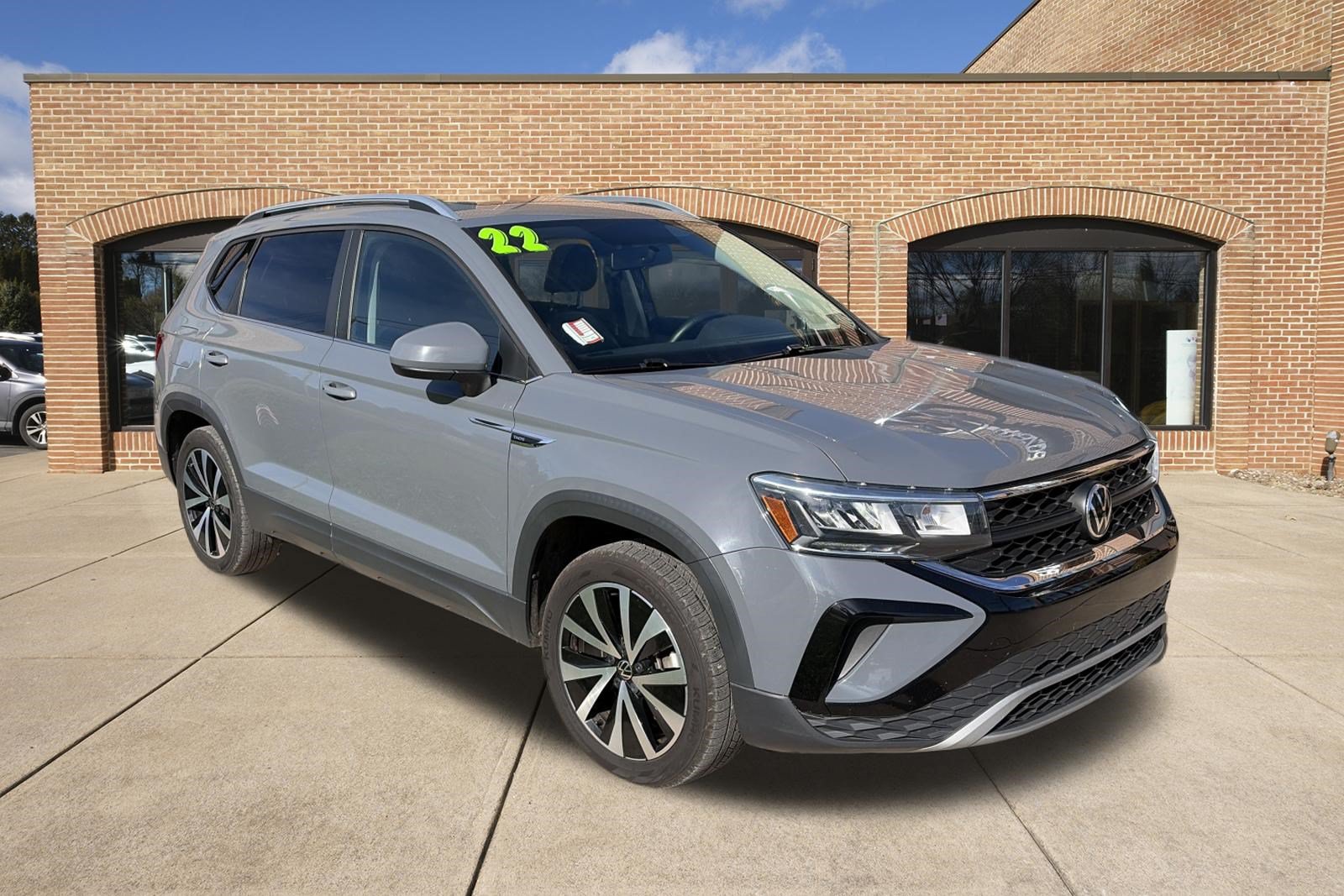 Used 2022 Volkswagen Taos SE w/ Panoramic Sunroof Package
