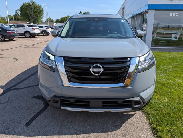 Used 2024 Nissan Pathfinder Platinum AWD/4WD image 3