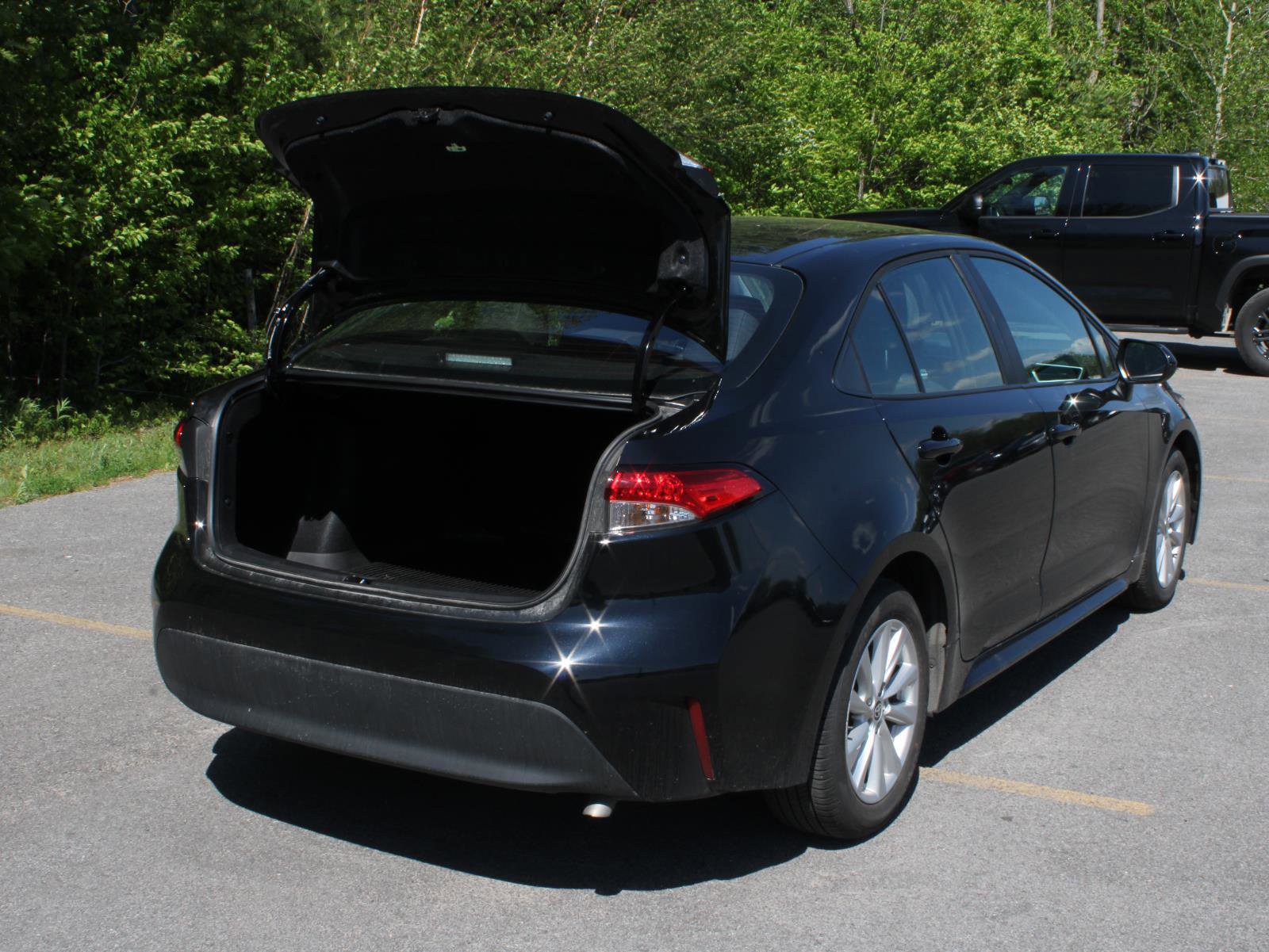 Used 2025 Toyota Corolla LE w/ LE Premium Package FWD image 7