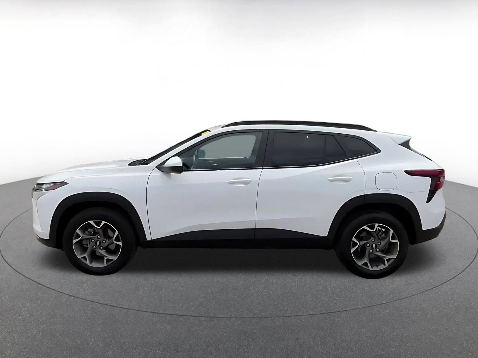 Used 2025 Chevrolet Trax LT w/ LT Convenience Package FWD image 9