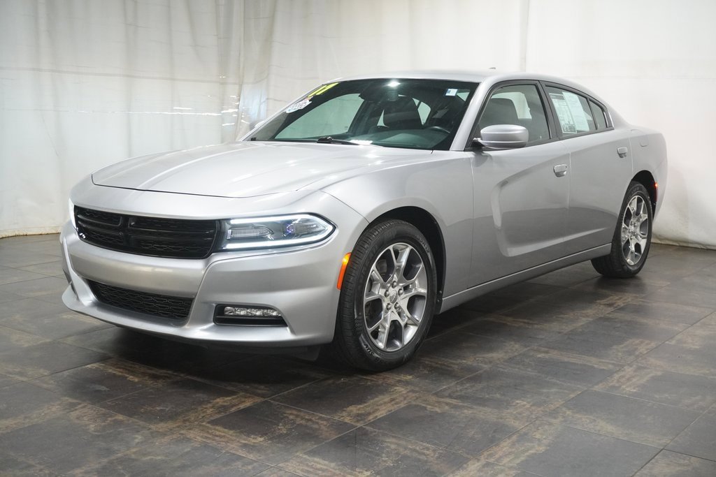 Used 2017 Dodge Charger SXT image 2