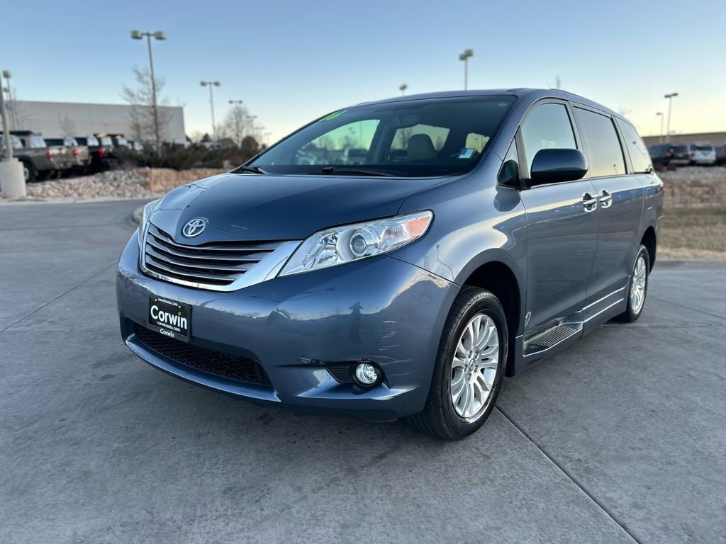 Used 2016 Toyota Sienna XLE Premium image 3