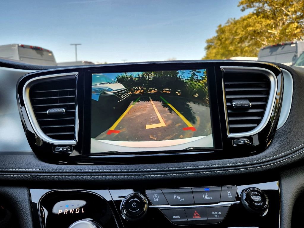 New 2026 Chrysler Pacifica Limited w/ Uconnect Theater Family Group image 23