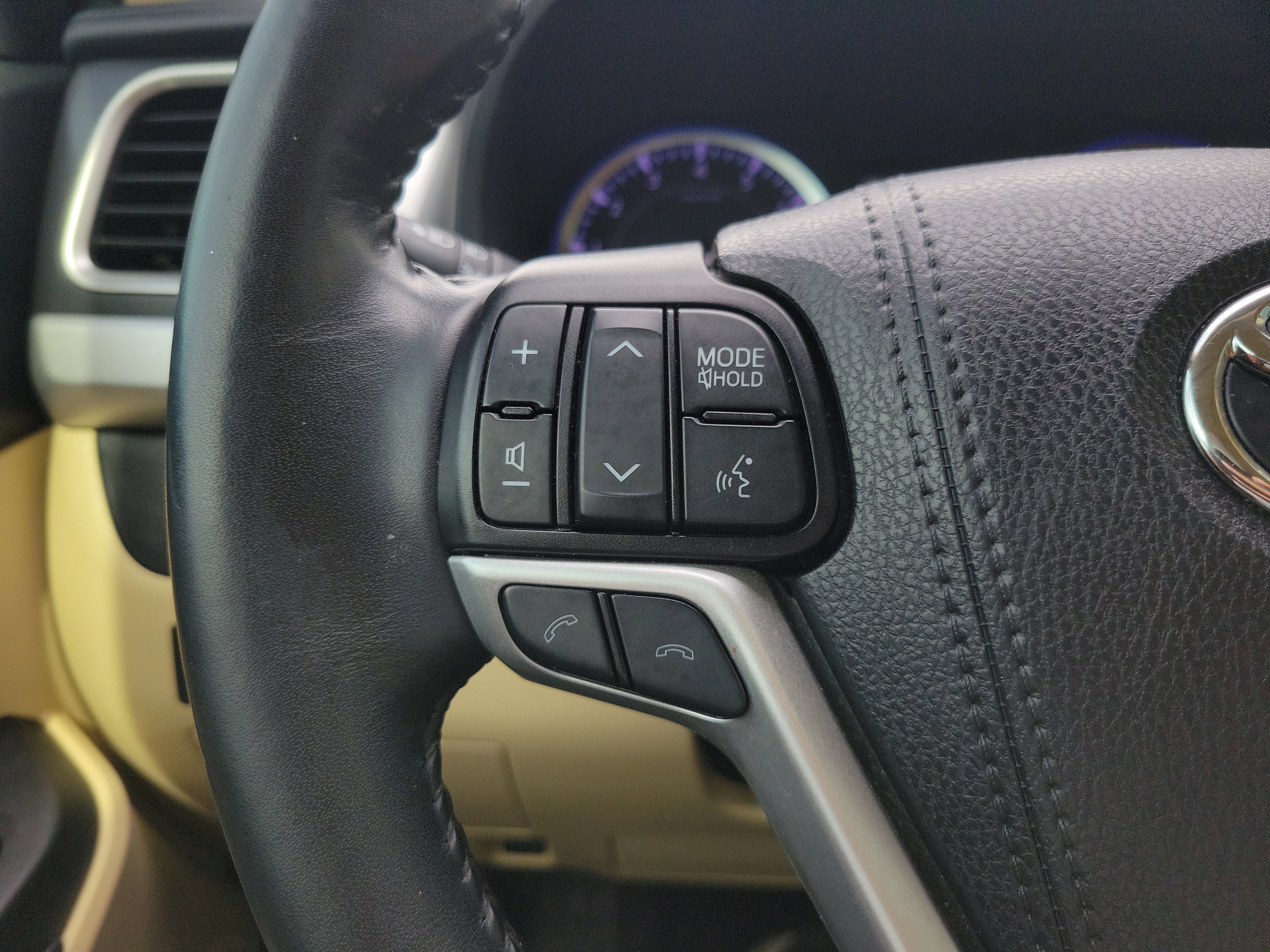 Used 2019 Toyota Highlander Limited FWD image 28