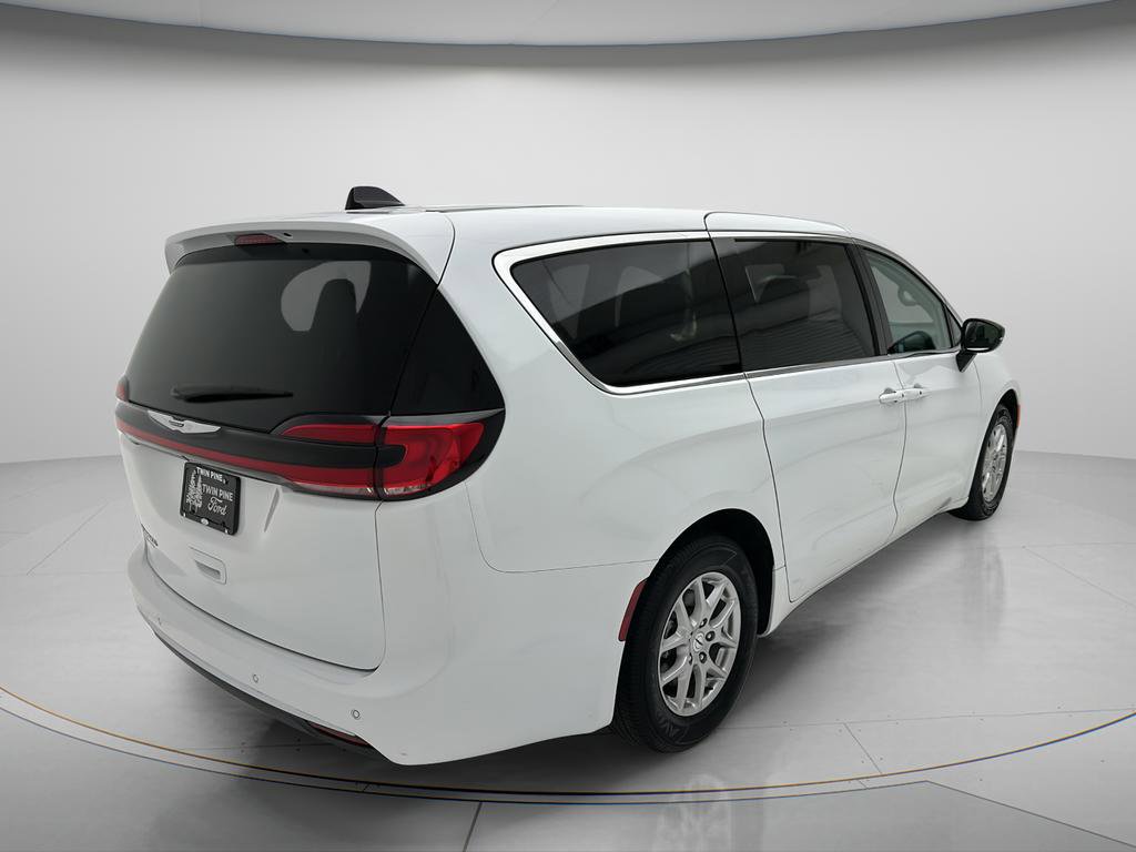 Used 2024 Chrysler Pacifica Touring-L FWD image 4