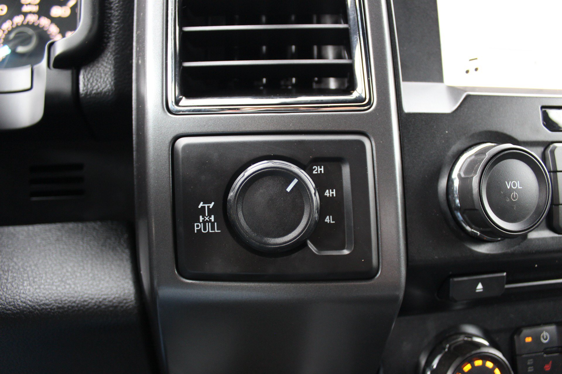 Used 2018 Ford F150 XLT w/ Equipment Group 302A Luxury AWD/4WD image 26