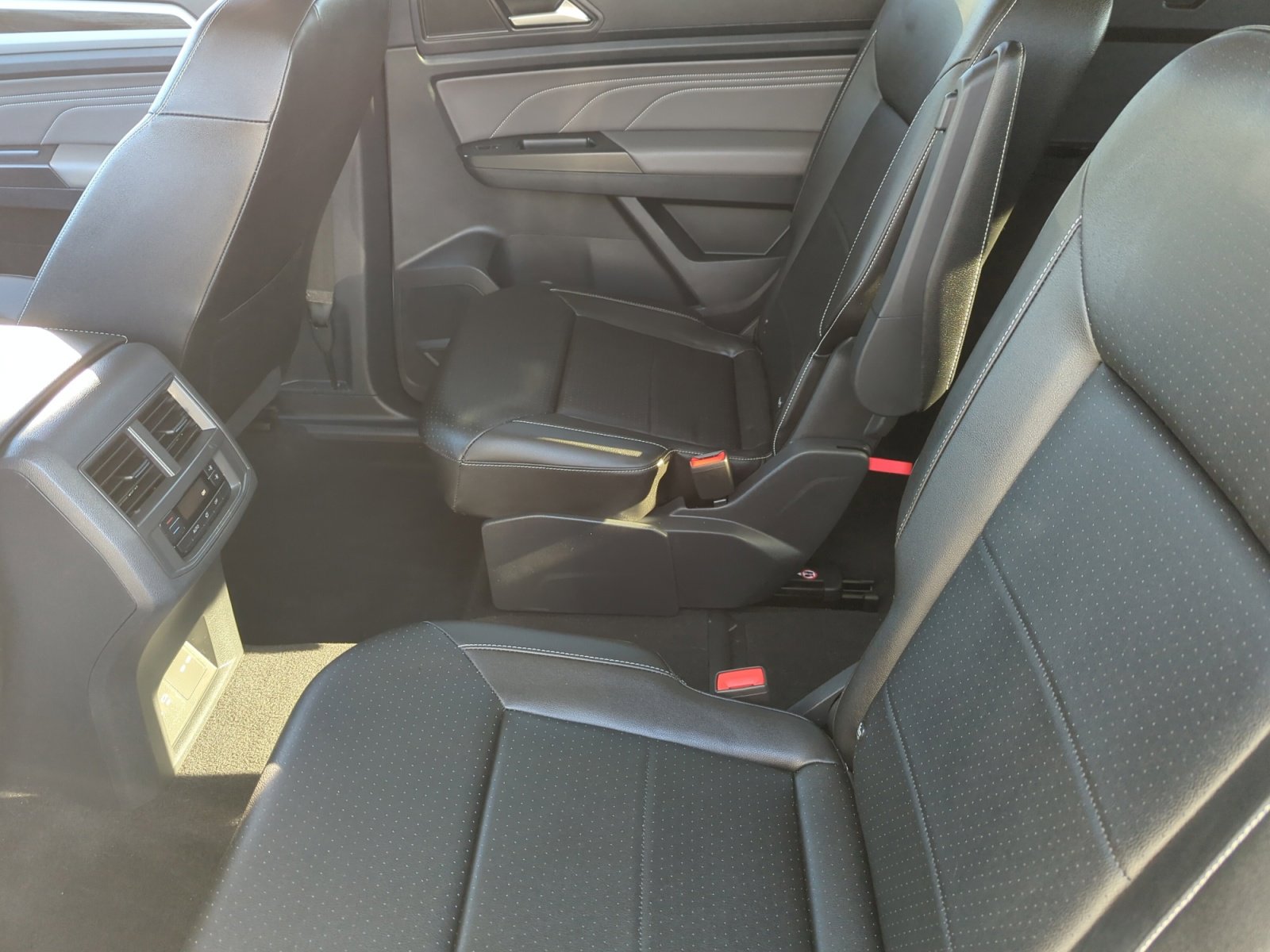 Used 2023 Volkswagen Atlas SE w/ Panoramic Sunroof Package image 17