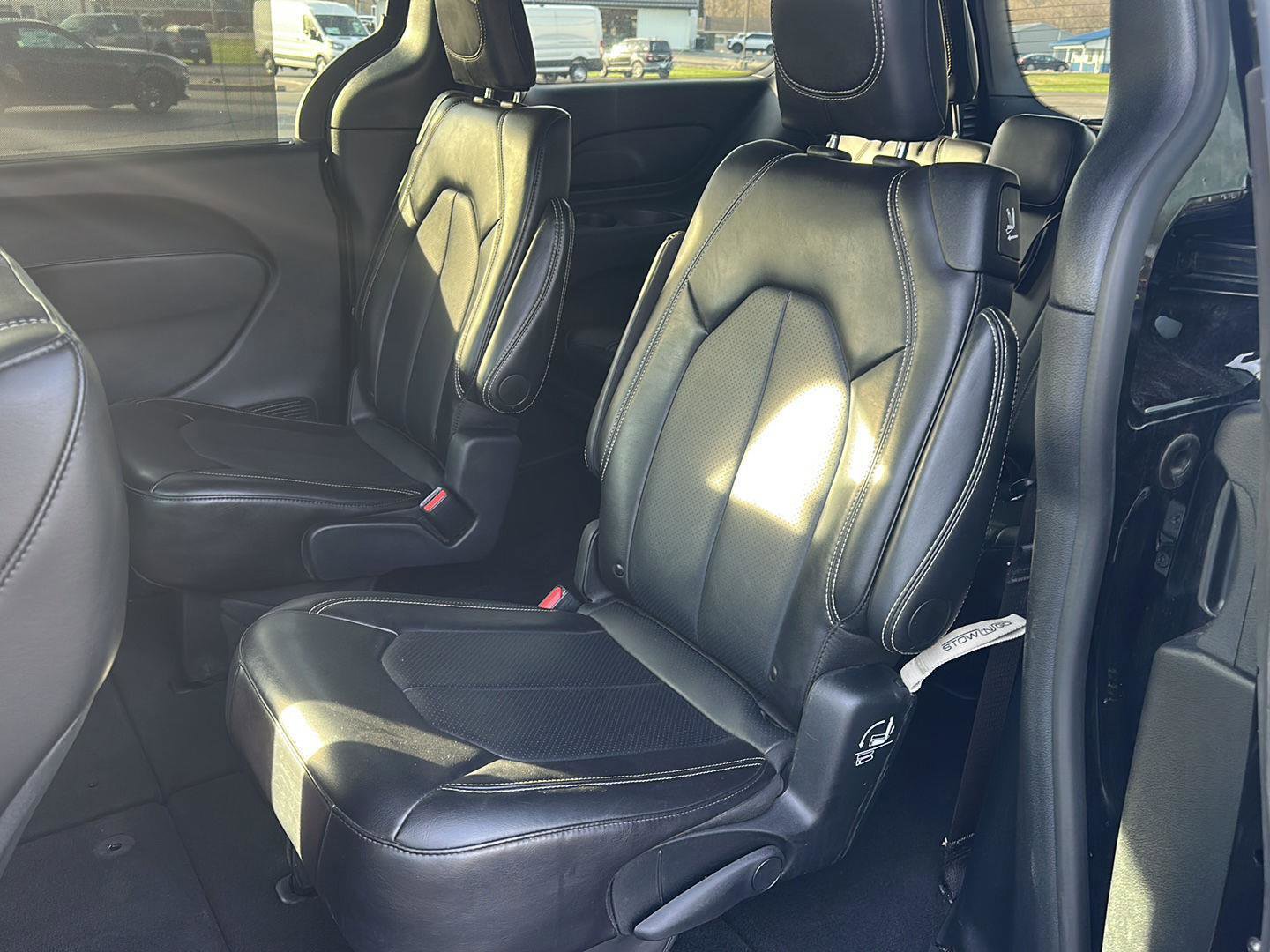 Used 2025 Chrysler Pacifica Select image 10
