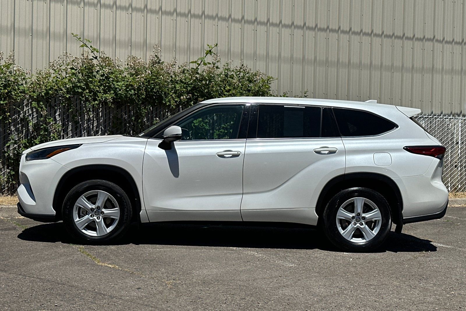 Used 2021 Toyota Highlander L AWD/4WD image 7