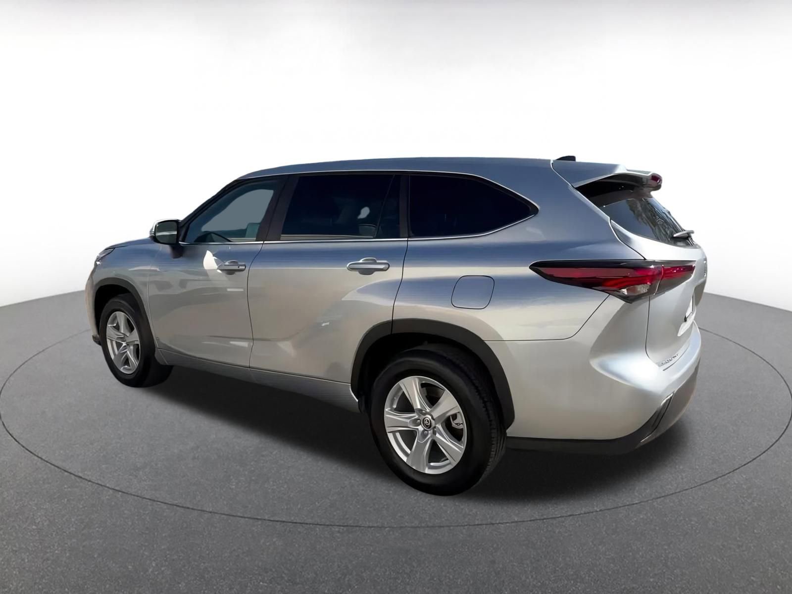 Used 2025 Toyota Highlander LE image 10