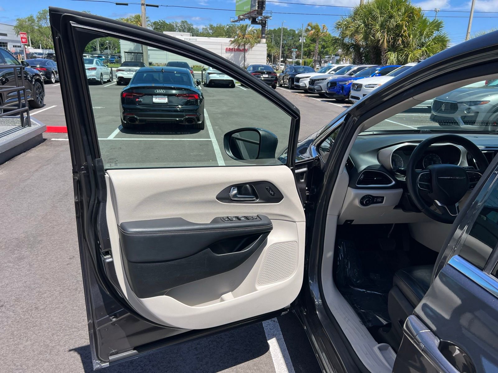 Used 2023 Chrysler Pacifica Touring-L image 25