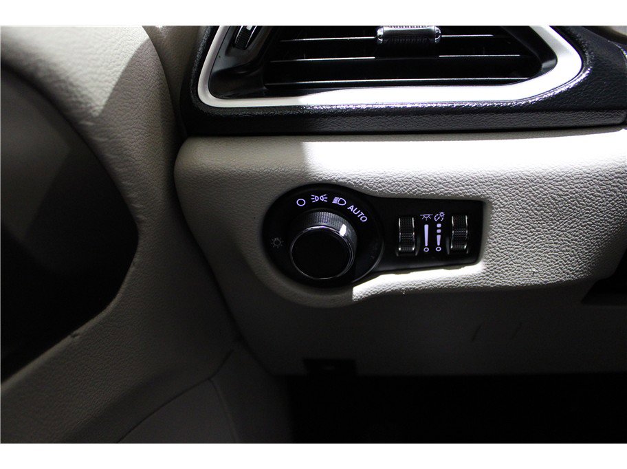 Used 2021 Chrysler Voyager Lxi image 30