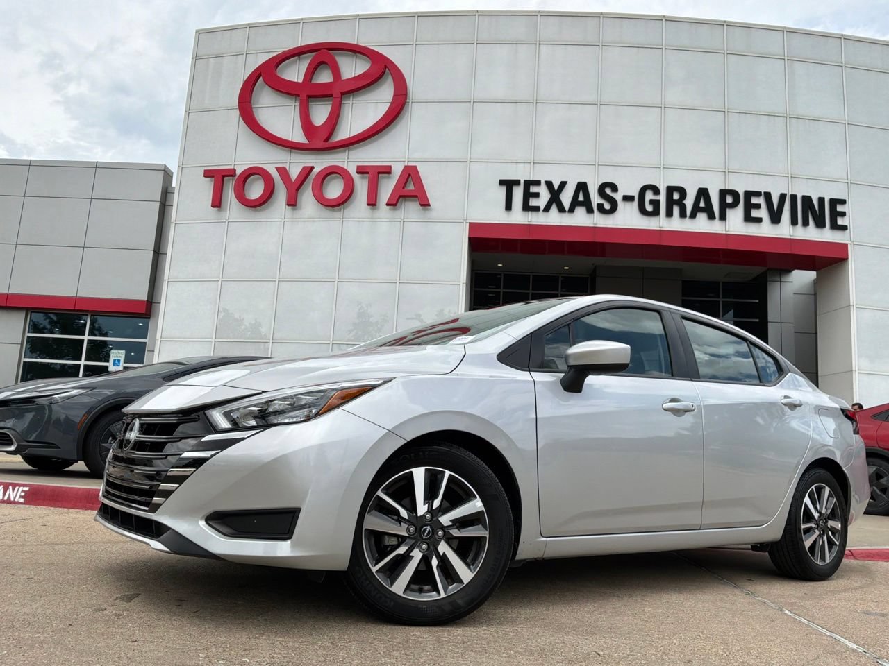 Used 2025 Nissan Versa SV FWD image 2