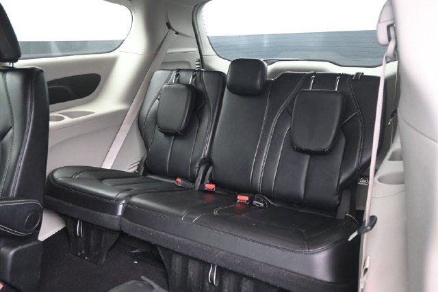 Used 2024 Chrysler Pacifica Touring-L FWD image 12