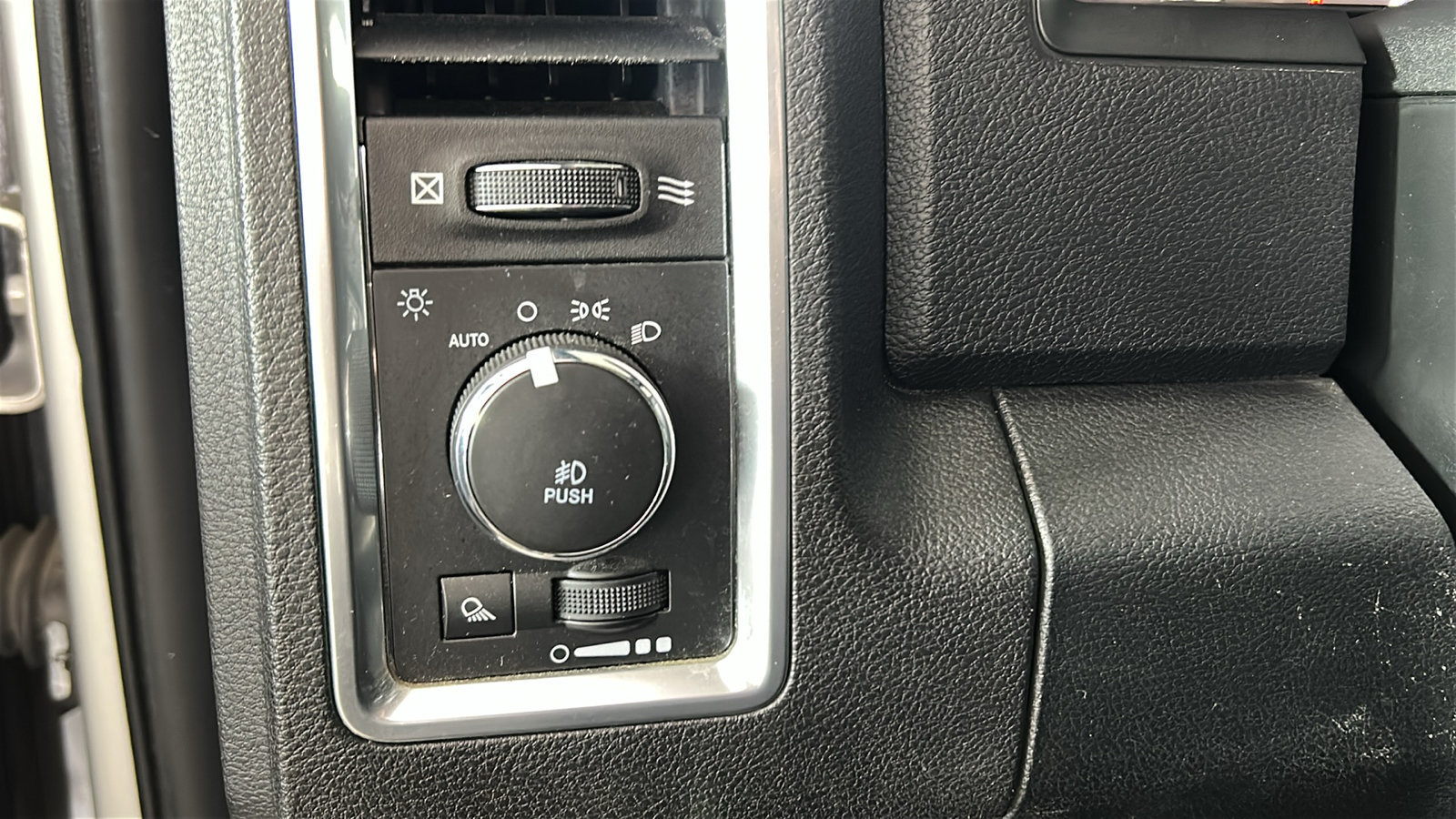 Used 2018 RAM 1500 Limited AWD/4WD image 23