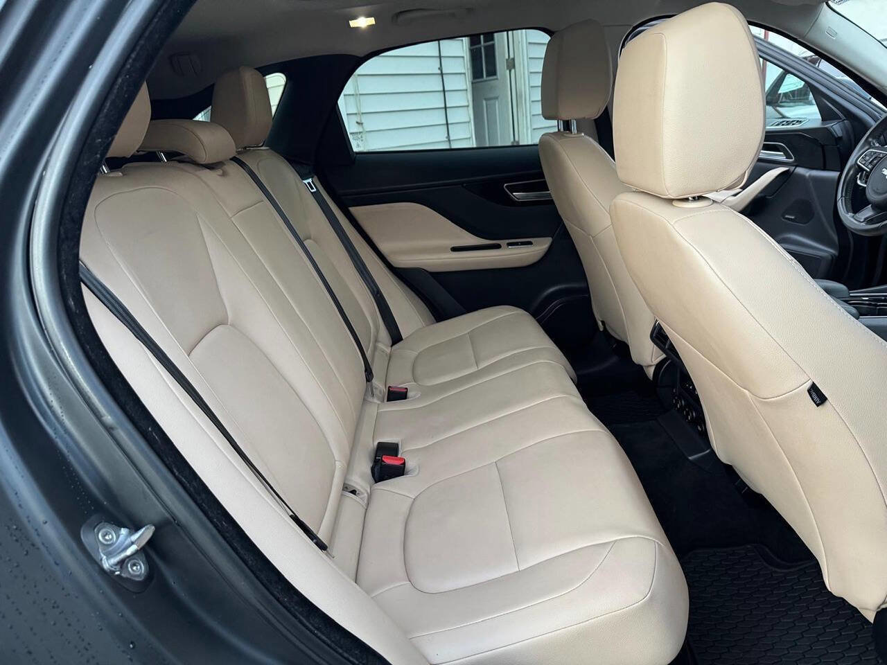 Used 2017 Jaguar F-PACE Premium image 32