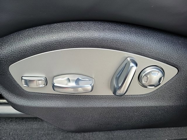 Used 2025 Porsche Macan image 23