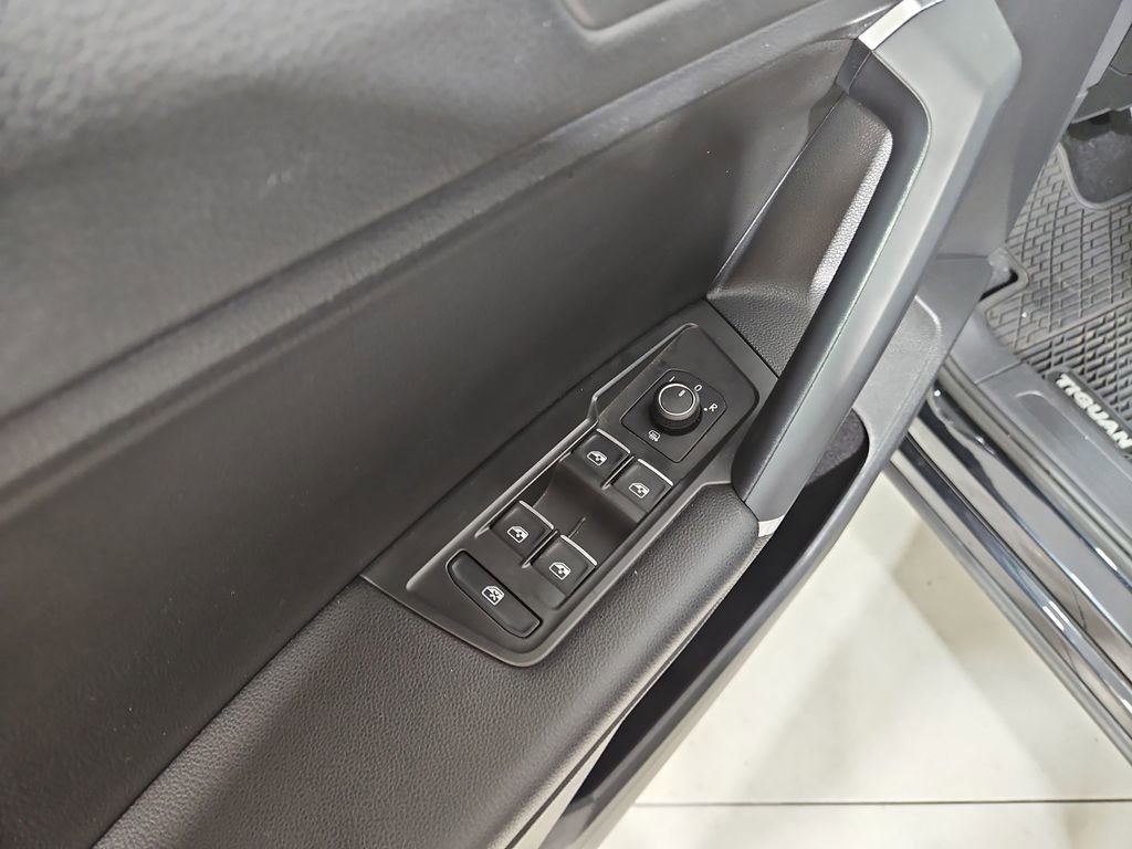 Used 2020 Volkswagen Tiguan SE w/ Panoramic Sunroof Package AWD/4WD image 12