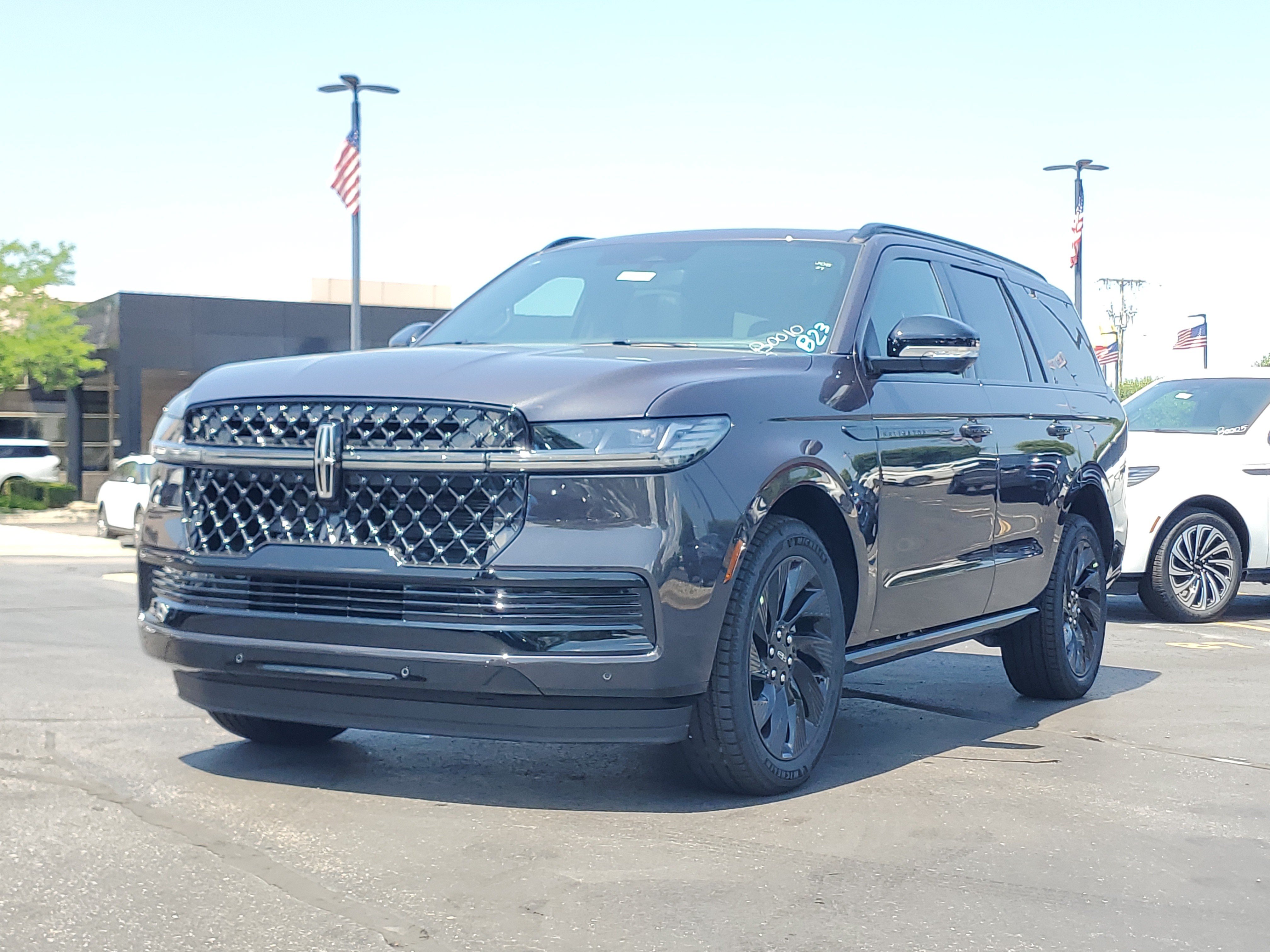 New 2027 Lincoln Navigator Reserve w/ Jet Appearance Package AWD/4WD video 2