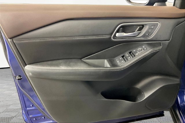 Used 2022 Nissan Rogue Platinum w/ Head-Up Display Package FWD image 17