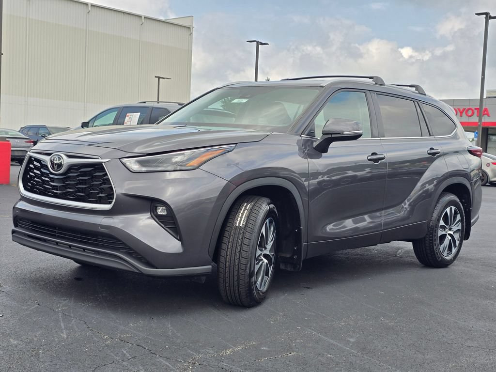 Used 2024 Toyota Highlander XLE AWD/4WD image 4