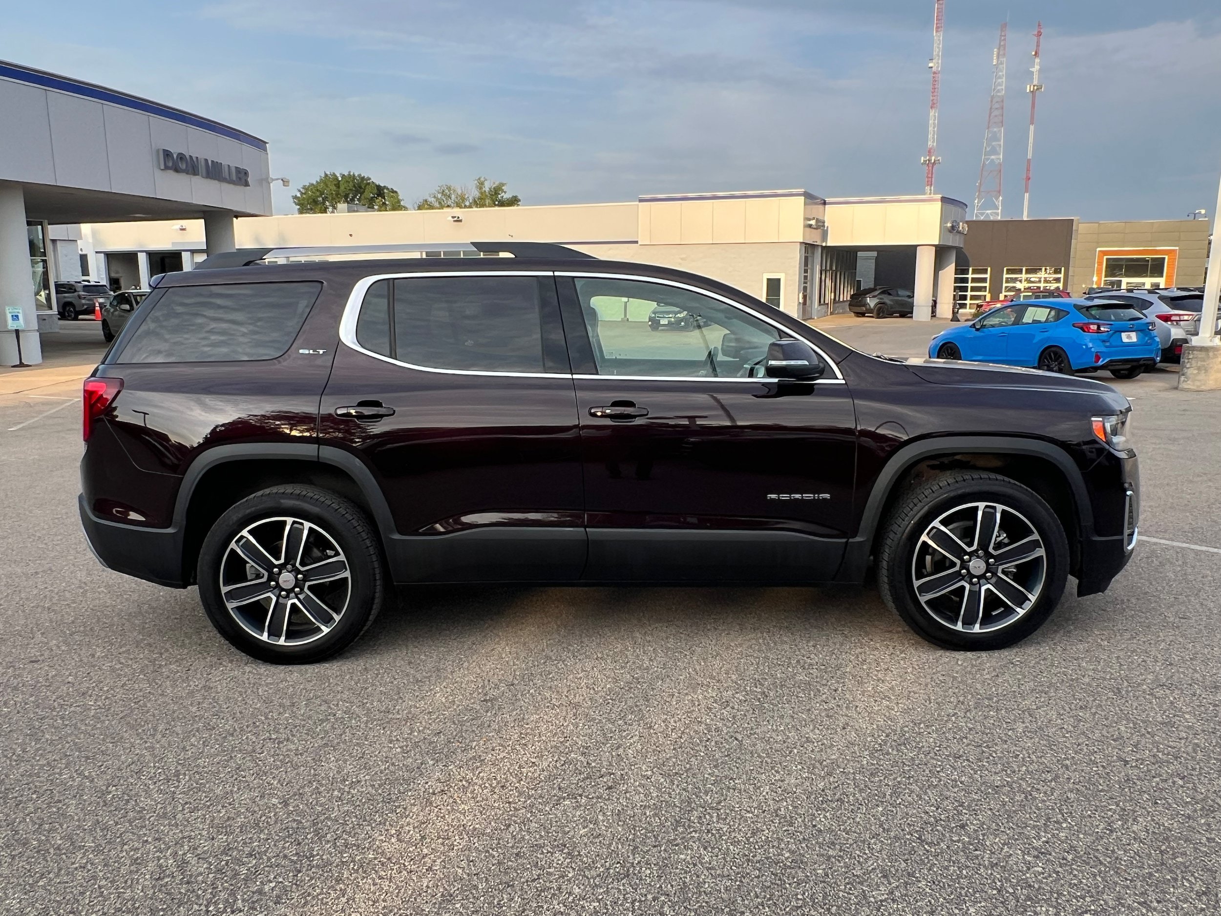 Used 2021 GMC Acadia SLT w/ Technology Package AWD/4WD image 8