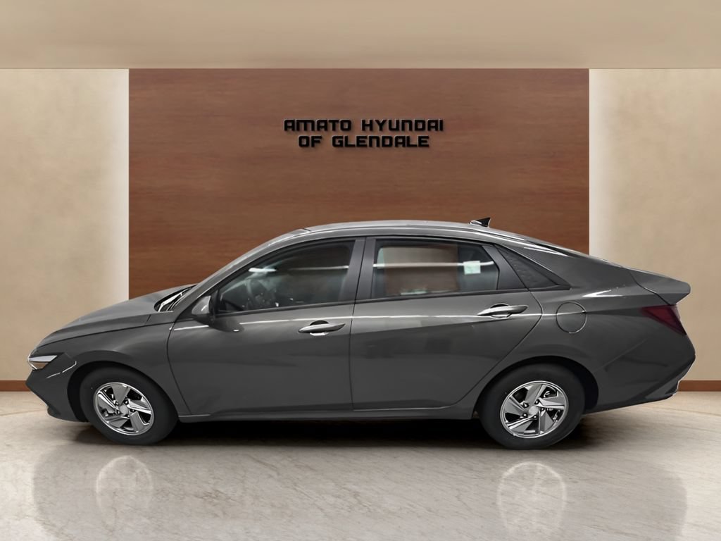 New 2026 Hyundai Elantra SE FWD image 3
