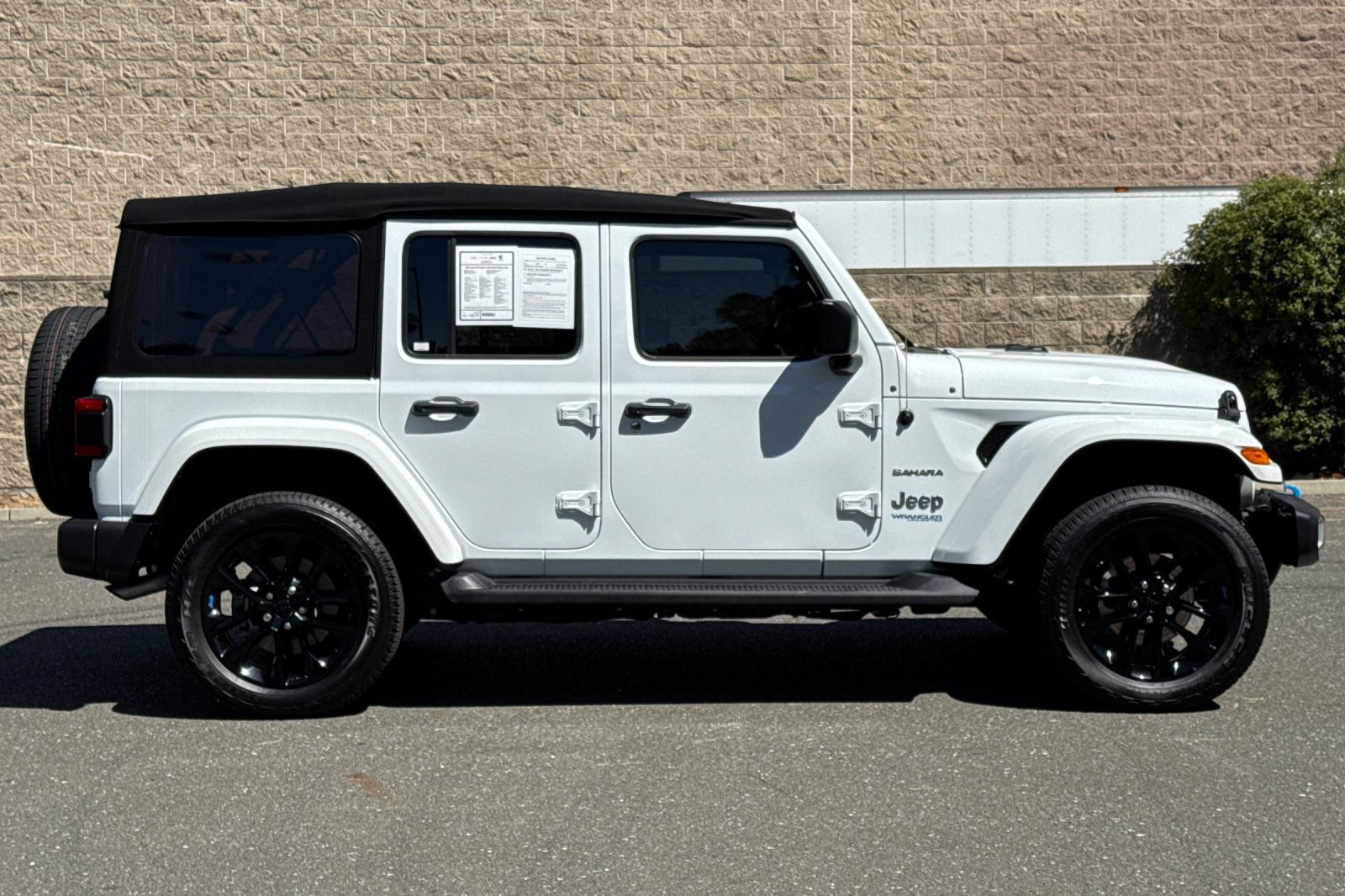 Used 2022 Jeep Wrangler Unlimited Sahara w/ Cold Weather Group AWD/4WD image 2
