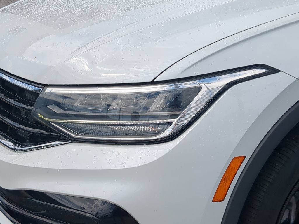 Certified 2023 Volkswagen Tiguan SE R-Line FWD image 7