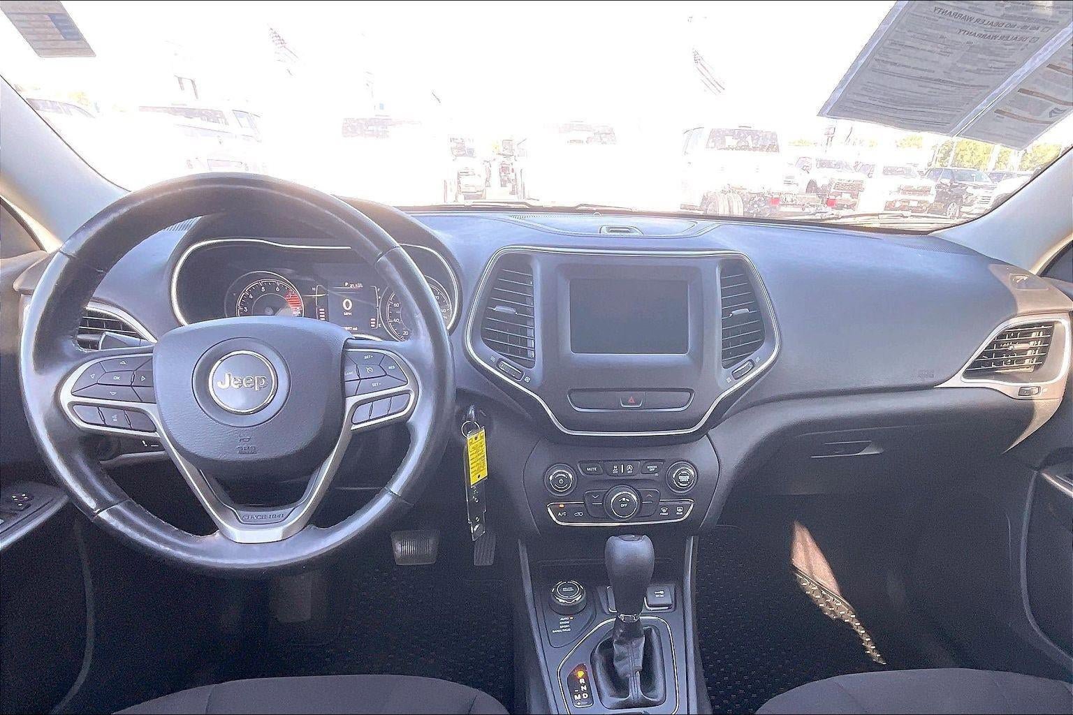 Used 2019 Jeep Cherokee Latitude w/ Cold Weather Group AWD/4WD image 18