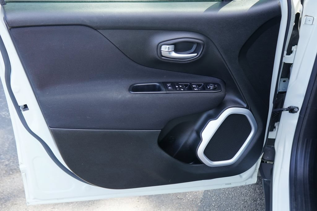 Used 2019 Jeep Renegade Latitude w/ Cold Weather Group FWD image 10