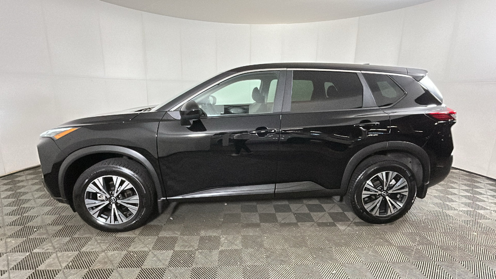 Used 2023 Nissan Rogue SV AWD/4WD image 7