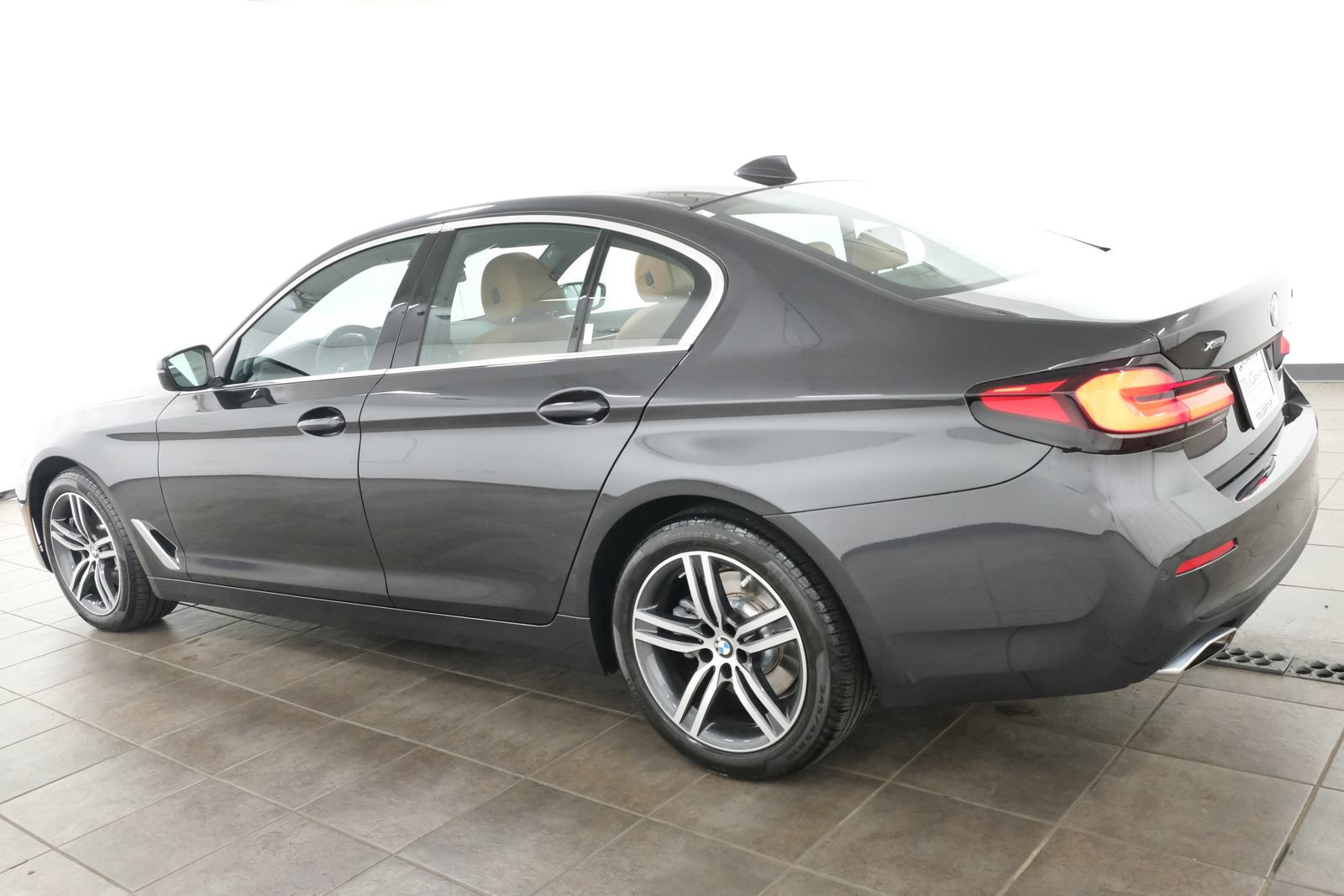 Used 2023 BMW 530i xDrive w/ Premium Package AWD/4WD image 3