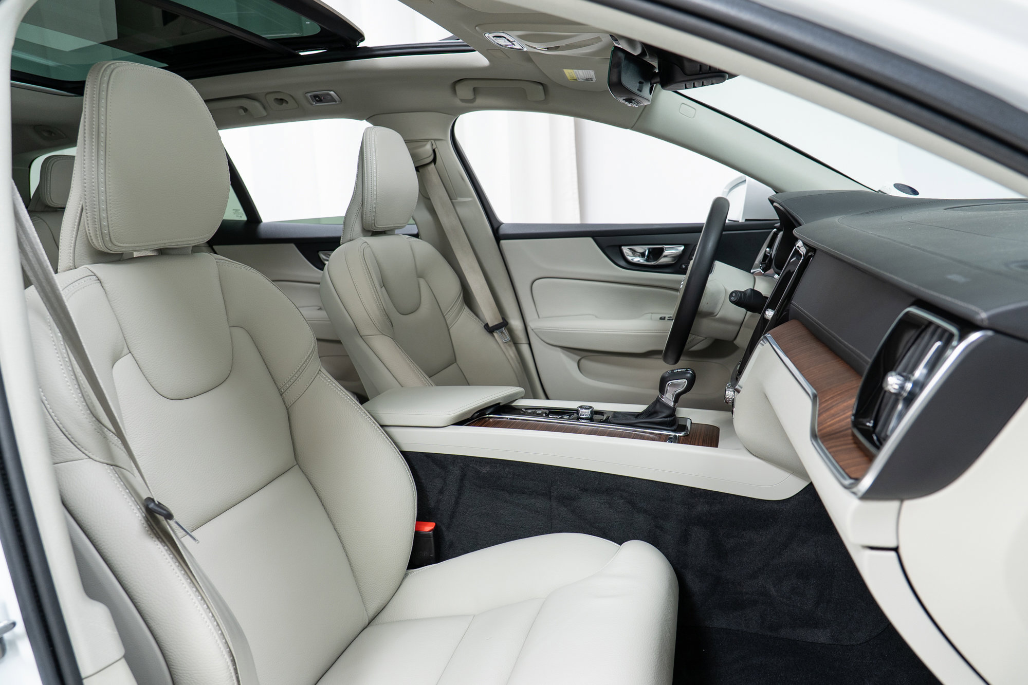 Used 2020 Volvo V60 T5 Cross Country image 22