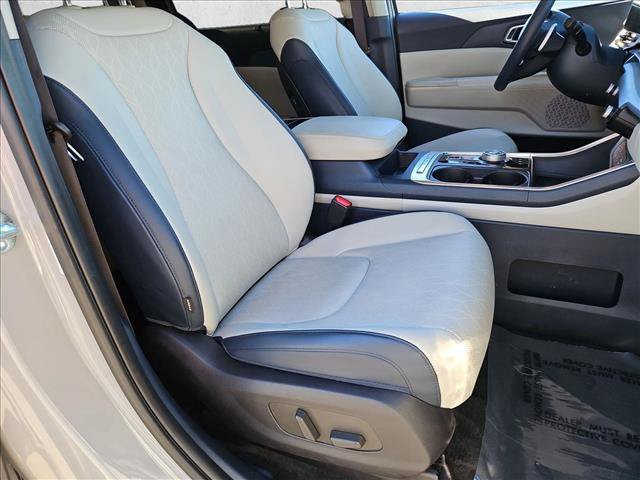 Used 2026 Kia Carnival EX FWD image 21
