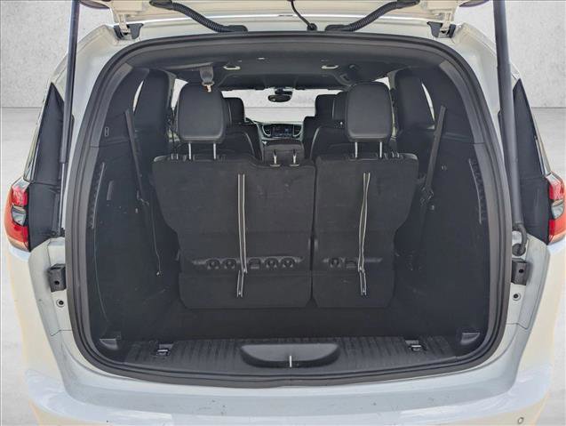 Used 2025 Chrysler Pacifica Select image 6